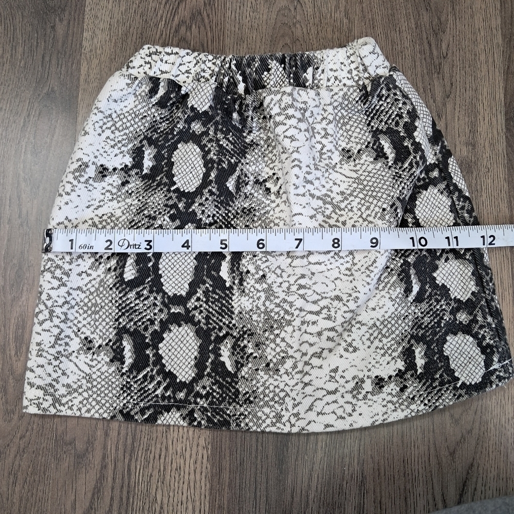 Black And White Kids Snake Print Skirt Size 3-4 Based On Measurements - Picture 6 of 7